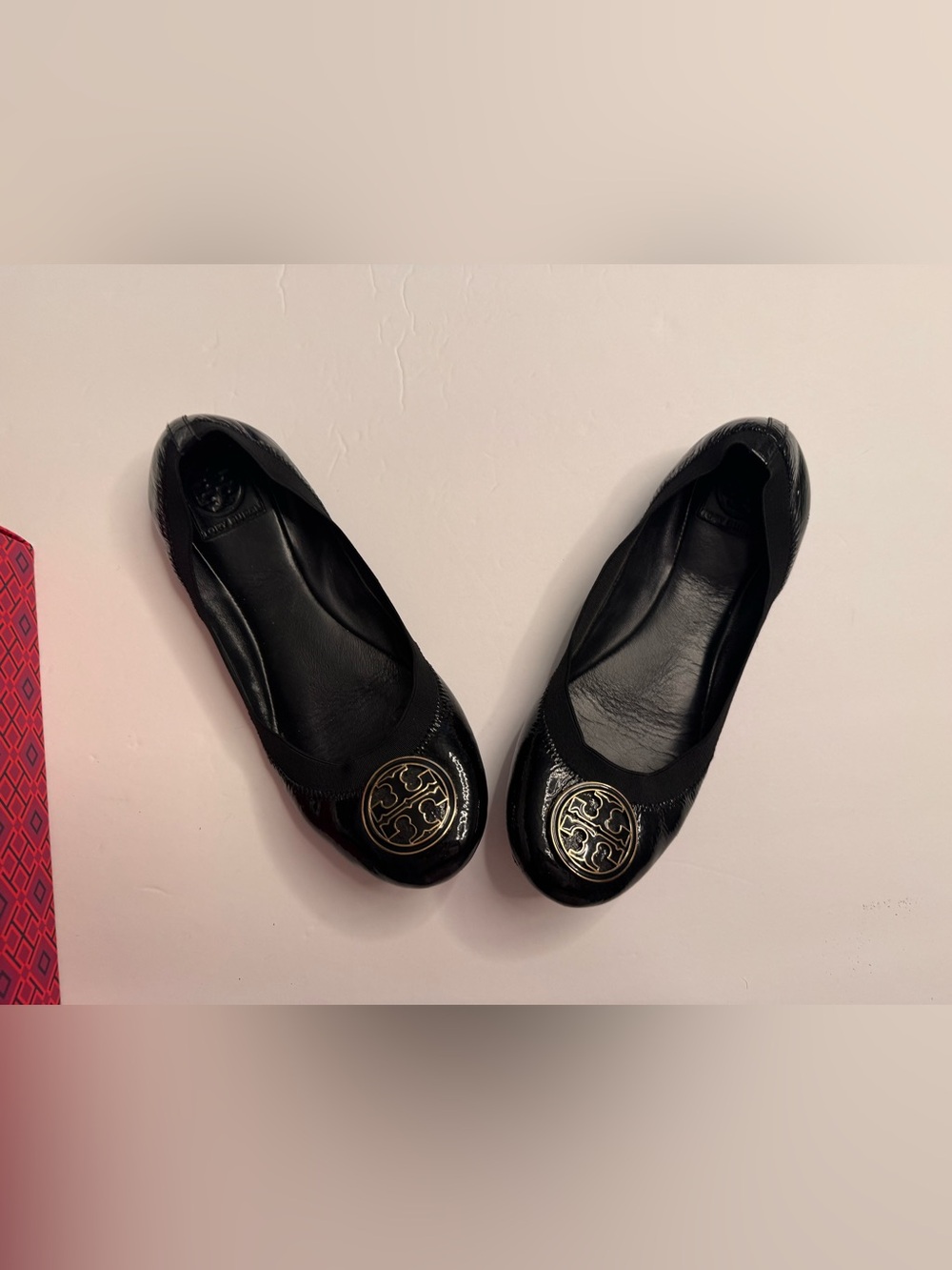Tory Burch Caroline Naplak elastic Black Patent Logo Medallion Ballet Flats - Picture 3 of 11